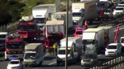 Bahçeşehir TEM otoyolunda kamyon ile tır çarpıştı