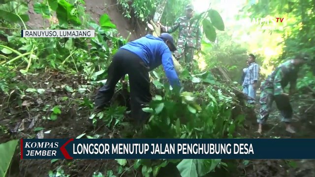 Longsor Menutup Jalan Penghubung Desa