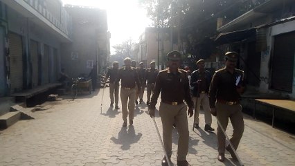 कैरानाः सुरक्षा की दृष्टि से पुलिस ने नगर में निकाला फ्लैग मार्च