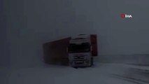 Kars’ta etkili olan kar ve tipi nedeniyle çok sayıda araç mahsur kaldı
