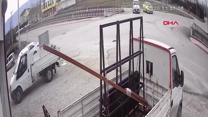 Sakarya'da 2 ayrı trafik kazası güvenlik kamerasına yansıdı