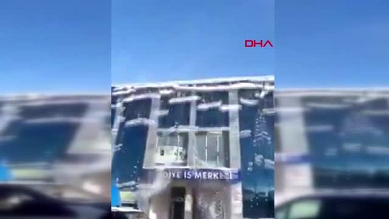 Kars çatıdan düşen kar kütlesi korkuttu