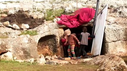 Mağaraya sığınan İdlibli aile, sırtlanlara karşı nöbet tutuyor - İDLİB