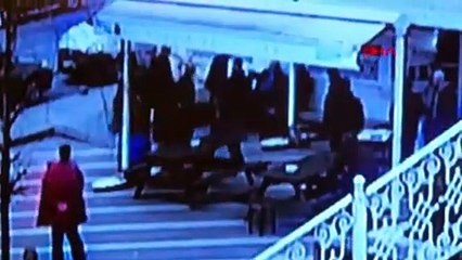 Cami avlusunda çıkan kavgayı sonlandırmak için ezan okudu