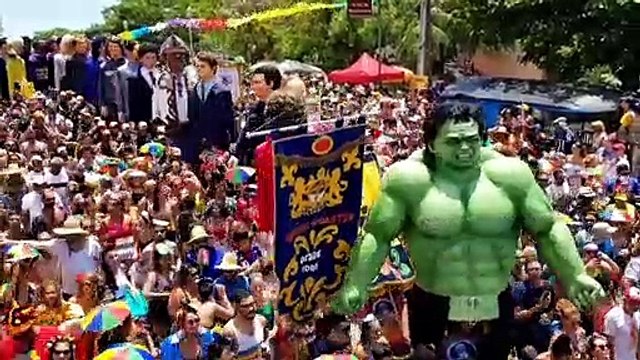 Des marionnettes géantes de Greta Thunberg ou des Macron défilent dans un carnaval brésilien