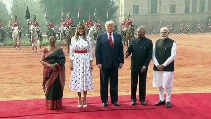 Melania escoge a Carolina Herrera para su segundo look en la India