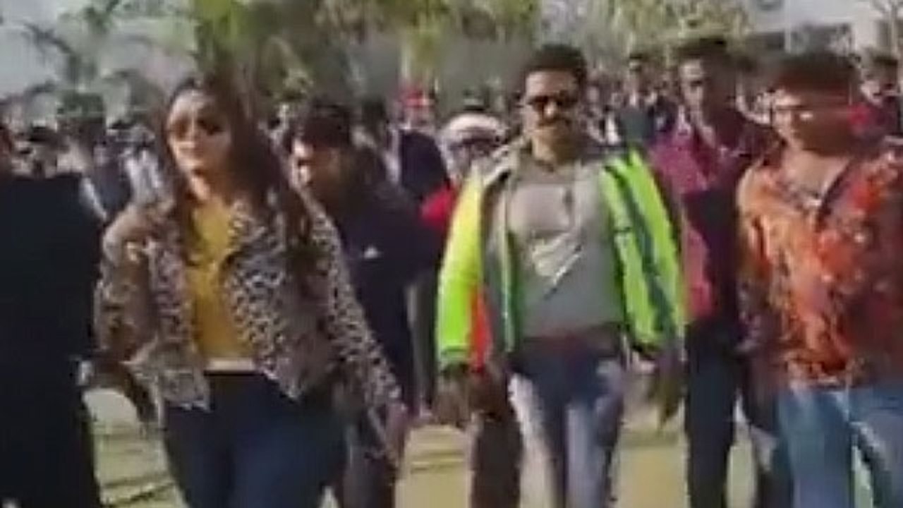 शूटिंग के दौरान फैंस के बिच घिरे पवन सिंह-काजल राघवानी ,देखिये वीडियो