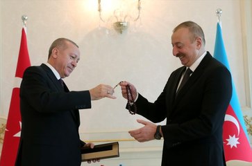 Erdoğan, Azerbaycan Cumhurbaşkanı İlham Aliyev'e tesbih hediye etti
