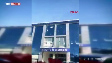 Çatıda biriken tonlarca kar kütlesi çığ gibi düştü
