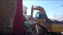 Malatya'da ağır hasarlı evler kontrollü şekilde yıkılıyor