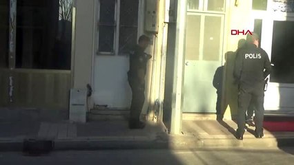 Çanakkale iş yerinde mahsur kalan kedi, 20 gündür kapı altından atılan yiyeceklerle besleniyor