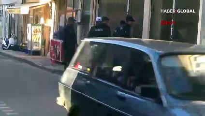 İş yerinde mahsur kalan kedi 20 gündür kapı altından besleniyor