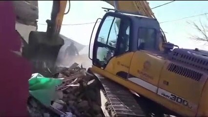 Malatya'da ağır hasarlı evler kontrollü şekilde yıkılıyor