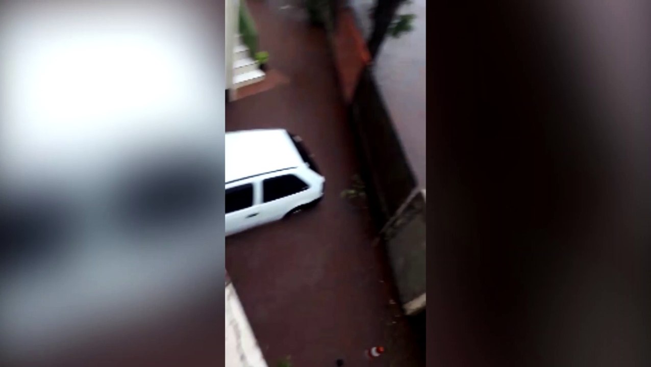 Marginal da BR-369 é tomada por água em Corbélia e residências também são atingidas