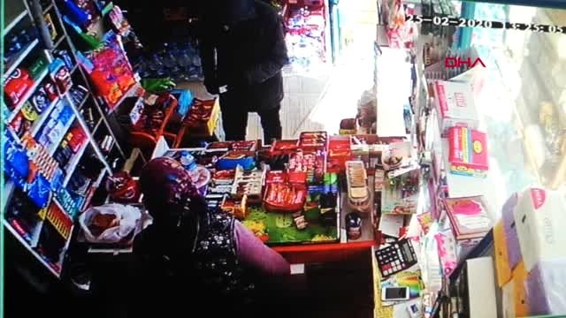 Pendik'te marketteki bıçaklı soygun kamerada