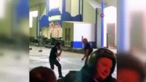 İnanılmaz görüntü! Polis kavgayı boks maçı gibi oturup izledi!