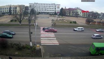 Ukrayna'da, türk vatandaşına otomobil çarpma anı kamerada