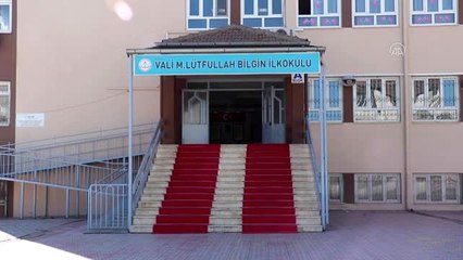 Öğrenciler depremde kaybettikleri arkadaşlarını unutmadı