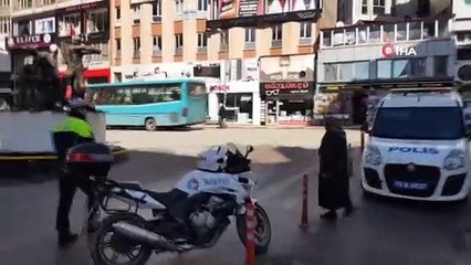 Yaya geçidi kullanmayan yayalara polislerden sıkı takip