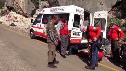 Kelebekler Vadisi kayalıklarında mahsur kalan oğlak kurtarıldı
