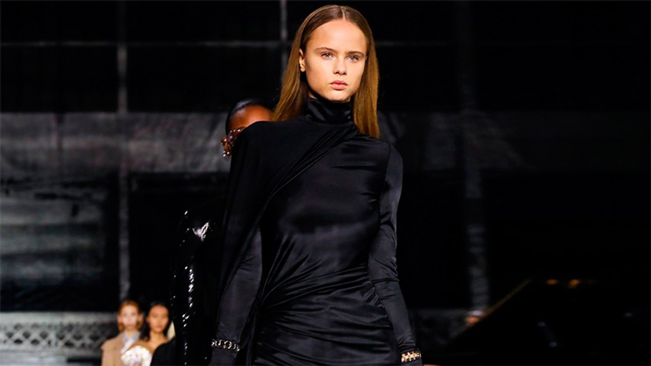 فيديو لعرض Burberry الذي أعاد التأكيد على ملامح...