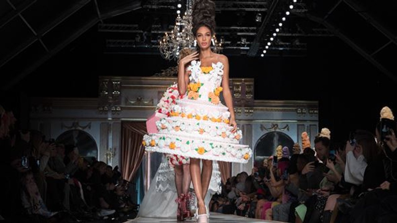 Moschino lässt Models Kuchen essen & tragen