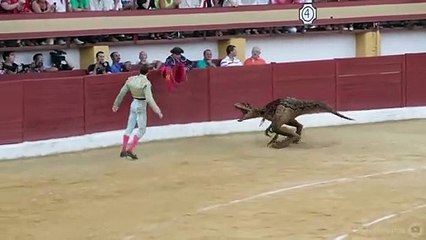 Velociraptor por toros, la campaña antitaurina perfecta