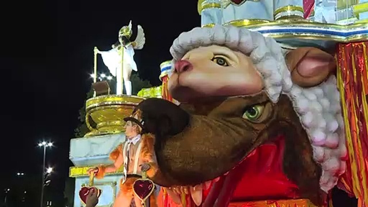Carnaval em tom de críticas