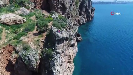 Kıyafetleriyle 40 metreden denize atladı, izleyenler de alkışladı