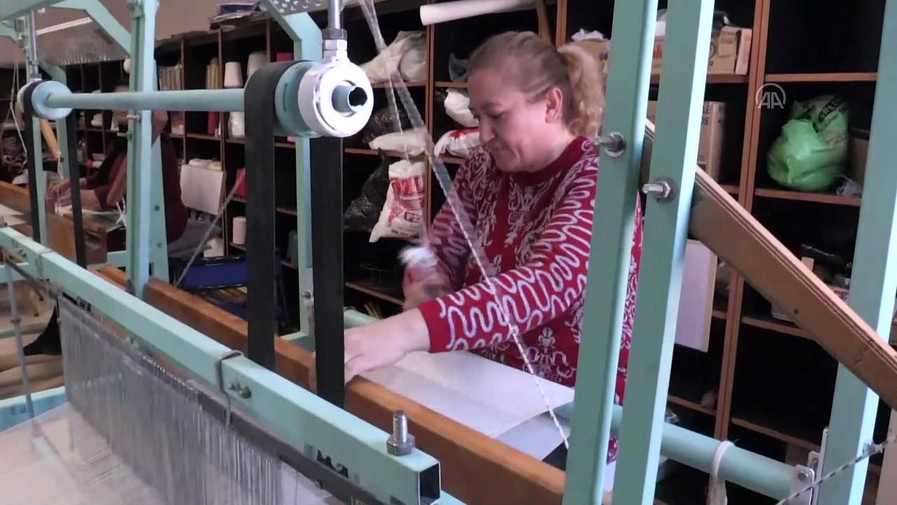 Yozgatlı kadınlar 'cicim dokuma' tekniğiyle iplikten kumaş, kilim üretiyor