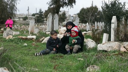 العيش بين القبور.. ملجأ للنازحين في شمال غرب سوريا