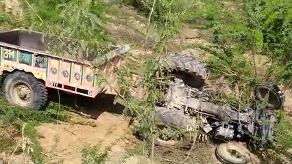झाँसी - चालक संतुलन खो बैठा  जिससे ट्रैक्टर ट्राली सहित रोड से नीचे खाई