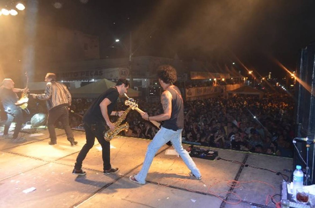 Biquíni Cavadão anima carnaval de Cajazeiras