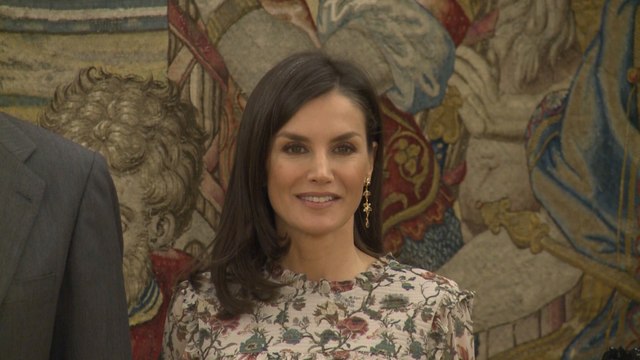 La Reina Letizia elige un look discreto para su primer acto de la semana