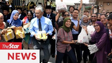 Nasi lemak and durian treats for media camping outside PMO, Istana