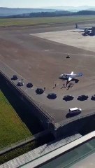 Pedro Sánchez y su 'humildad' socialista: un jet privado y 10 coches para un breve mitin en Galicia