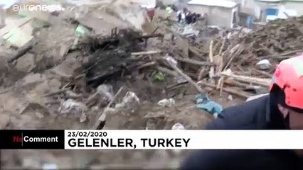 دشواری نجات روستاییان زلزله زده در برف و سرما در مرز ایران و ترکیه