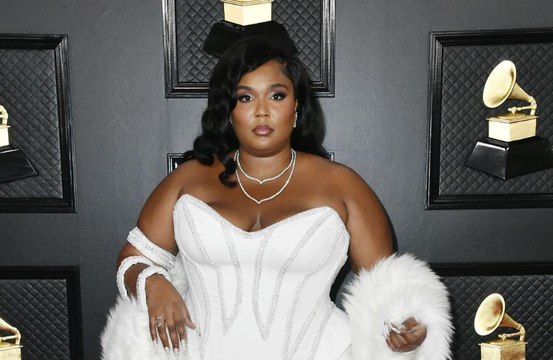 Lizzo compare sa musique... aux parties intimes d'une autruche!
