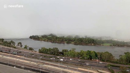Aussie films moment huge storm cell rolls into Perth from his balcony