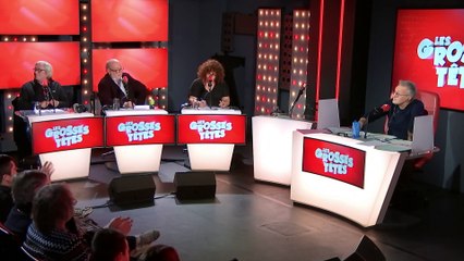 Marc Lambron ajuste ses lunettes