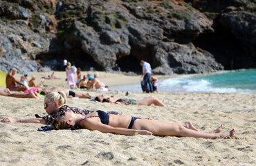 Alanya'da sıcak havanın tadını çıkaran vatandaşlar, şubat ayında denize girdi