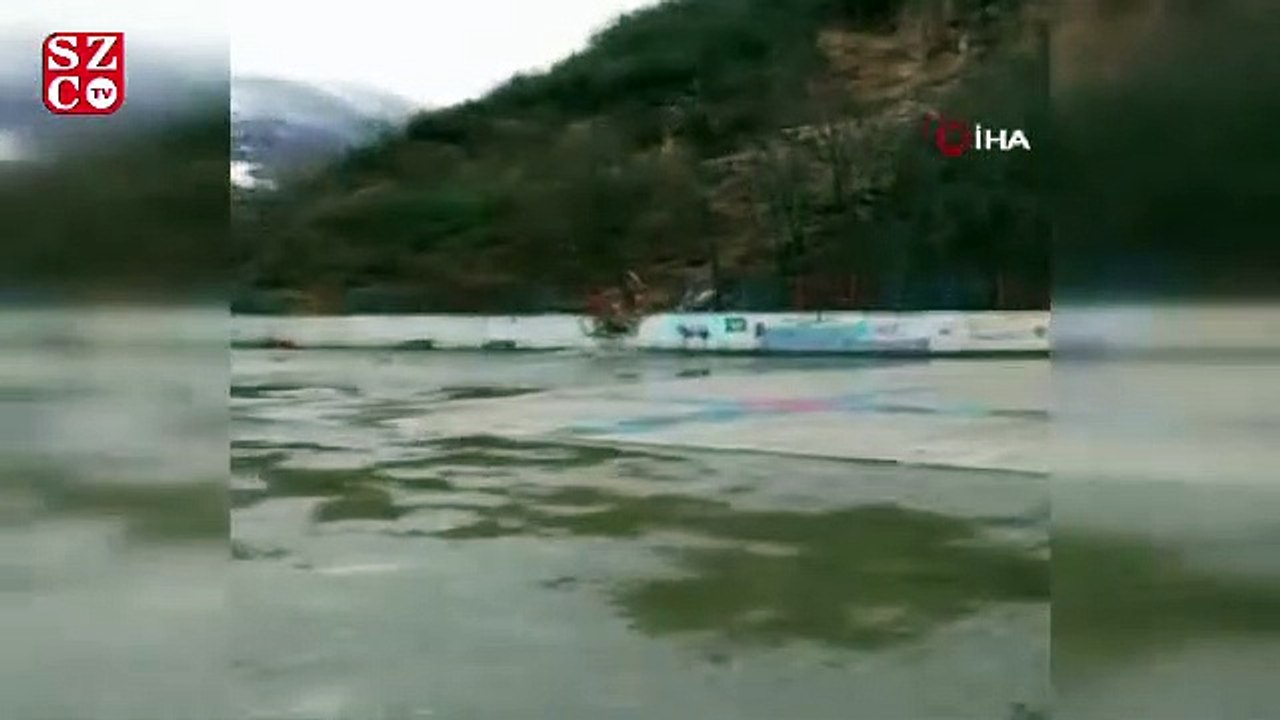 Gümüşhane’de dağdan kopan kayalar okulun bahçesine düştü