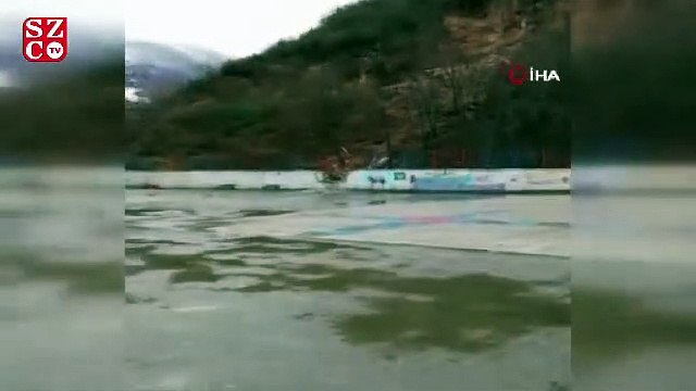 Gümüşhane’de dağdan kopan kayalar okulun bahçesine düştü