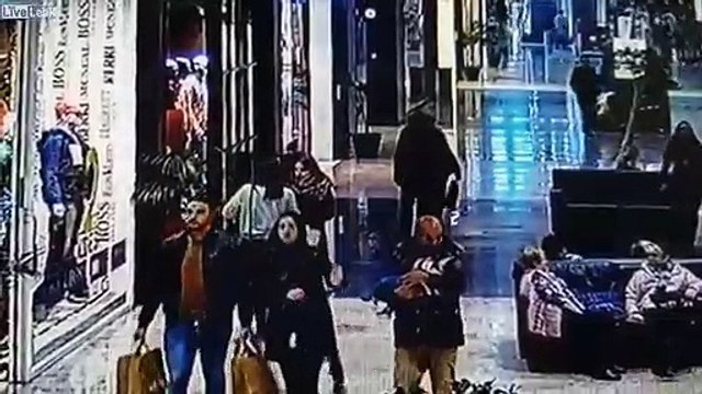 Ce voleur de sac à main est arrêté par les passants d'un supermarché !