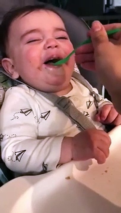 Fou rire d'un bébé goutant la glace pour la première fois !
