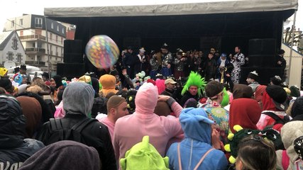 La bataille de confettis clôture le carnaval de Granville