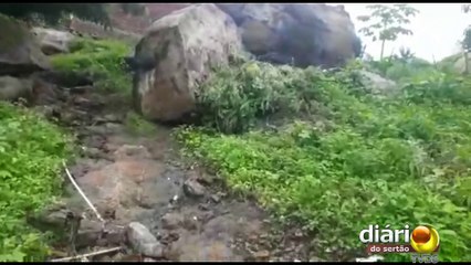 Famílias deixam casas após pedra gigante rolar no Morro do Cristo em Cajazeiras