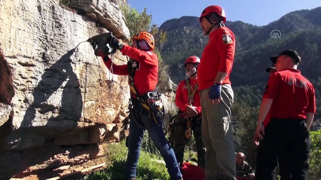 Kelebekler Vadisi kayalıklarında mahsur kalan oğlak kurtarıldı - MUĞLA