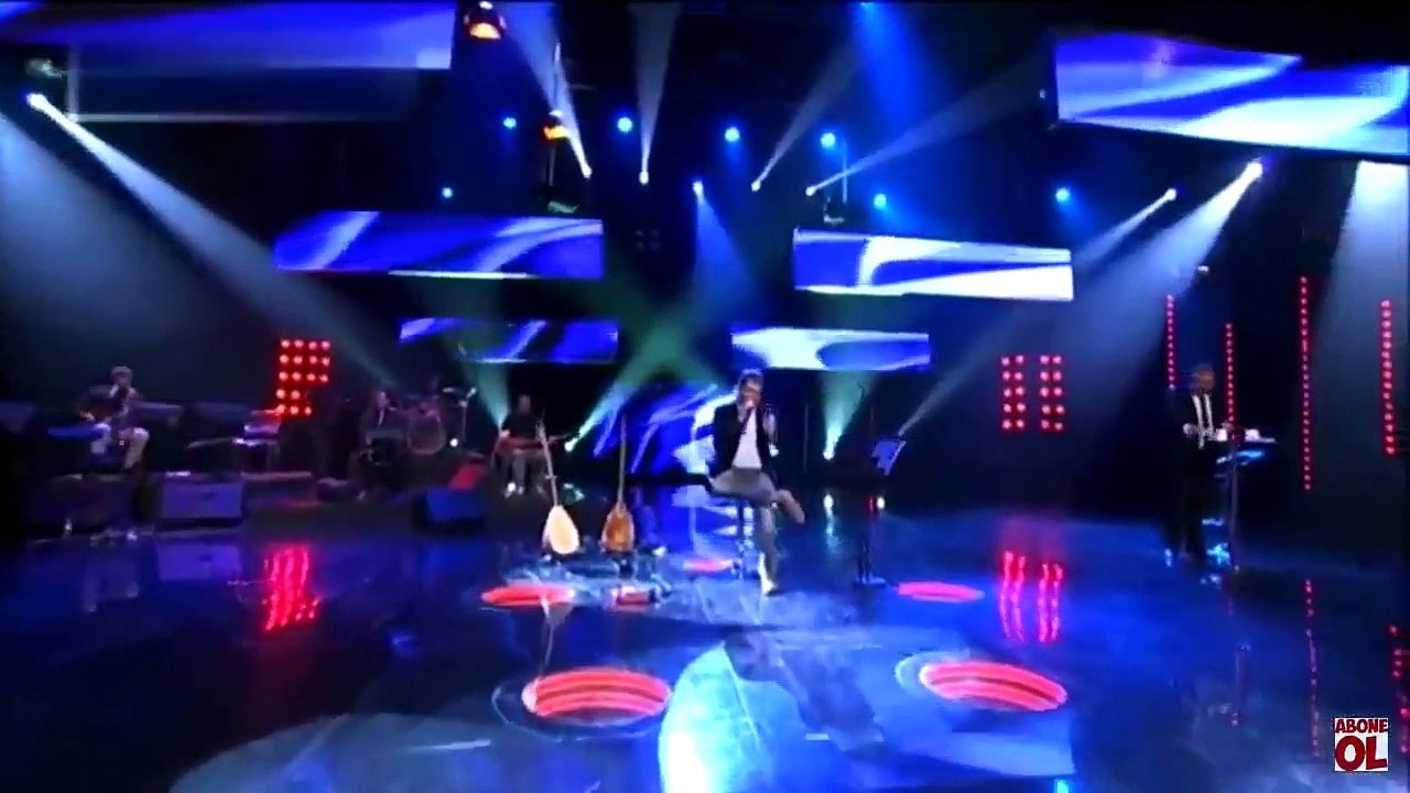 Murat Göğebakan kanser tedavisi görürken eşi onu terk ediyor ve Murat Göğebakan katıldığı bir programda gözyaşlarıyla bu şarkıyı söylüyor...