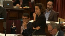 Una mujer del público interrumpe el pleno del Parlament